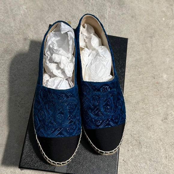 Like New Gorgeous Chanel espadrilles size 7.5 (38 EU) *100% Authentic* - Picture 2 of 11
